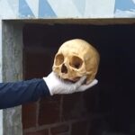 Terror em Cemitério! Crânio Humano Pendurado Aterroriza Moradores de Petrolina!