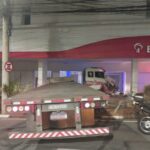😱 Caminhão Desgovernado ATINGE Banco e Motorista FOGE em Sorocaba! Veja as Fotos!