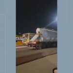 😱 VIRALIZOU! Homem FAZ o INACREDITÁVEL em caminhão na Avenida Brasil! 😱