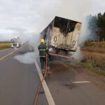 🔥 Carreta de Água de Coco Vira Tocha Humana na BR-251! Veja o Que Aconteceu! 😱