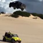 Piloto de Duna? 😱 Picape ‘Voa’ Sobre Buggy Cheio de Turistas no Ceará e Vira Caso de Polícia!
