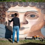 🎨 Divinópolis Surpreende: Mural Gigante Transforma Teatro em Obra de Arte Viva! 😲