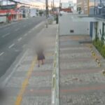 Atenção, Feira de Santana! Idosa é Derrubada e Roubada em Assalto Chocante! 🚨 Veja o Vídeo!