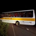 URGENTE: Motociclista encontra o destino TRÁGICO após colisão com ônibus escolar! 🚨