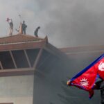 URGENTE: Casa de ex-premiê do Nepal DESTRUÍDA! Esposa presa em meio ao CAOS!