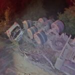 Tragédia na Estrada: Carreta Tomba e Mulher é Soterrada Viva por Soja!